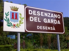 Cartelli stradali in dialetto a Desenzano del Garda